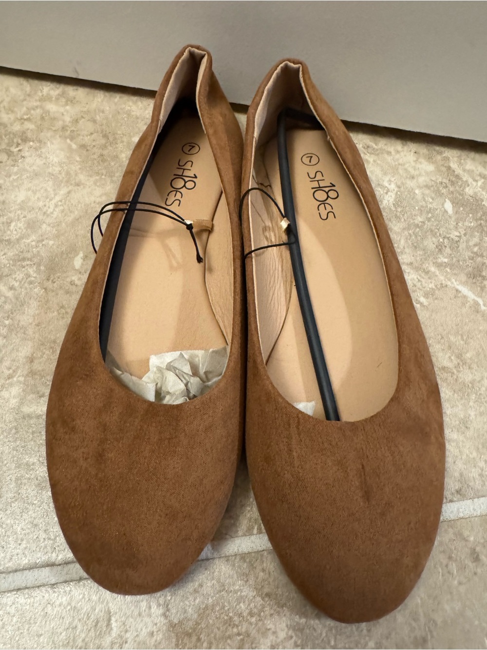 18 Shoes Tan Faux Suede Round Toe Classic Ballet Flats Size 7